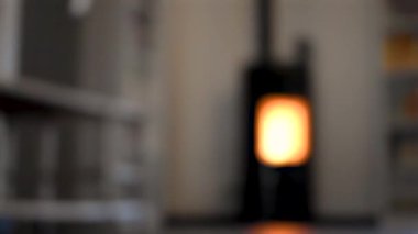 Oturma odasında arka plan kitaplığı olan bulanık bir fırın.