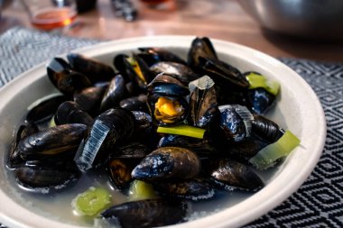 Brittany 'den midye, boş kabuk, Omega 3' ten zengin kabuklu deniz ürünleri, sağlıklı yemek.