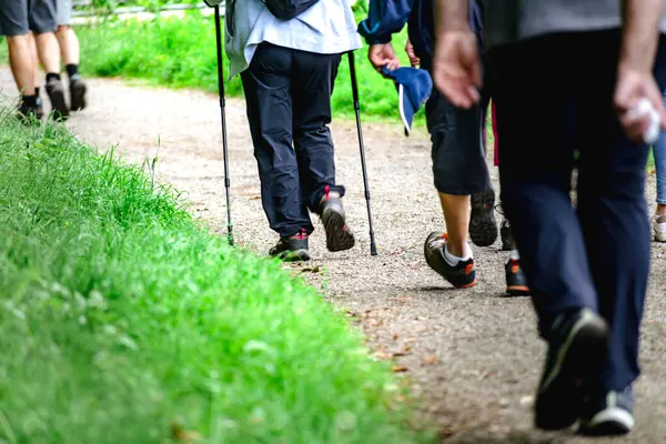 Bir yolda yürüyen, bacakları kapatan, spor aktivitesi, sağlıklı yaşam tarzı
