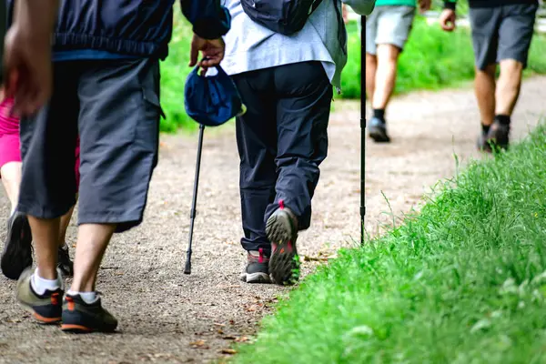 Bir yolda yürüyen, bacakları kapatan, spor aktivitesi, sağlıklı yaşam tarzı