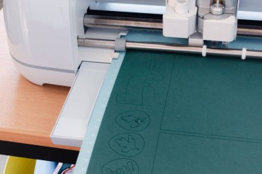 Kağıt kesme, süsleme, tasarım ve model kesimi profesyonel aktivite veya eğlence için bir kesim grafikeri ile kesim