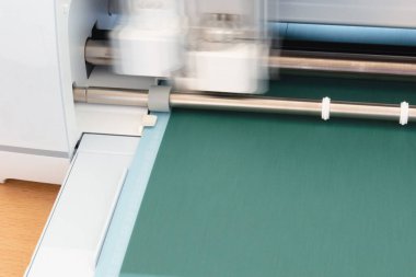 Kağıt kesme, süsleme, tasarım ve model kesimi profesyonel aktivite veya eğlence için bir kesim grafikeri ile kesim