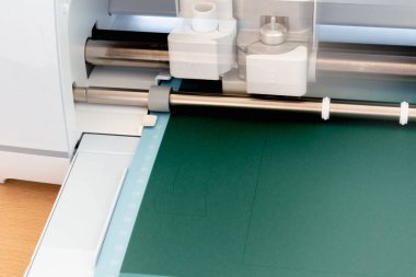 Kağıt kesme, süsleme, tasarım ve model kesimi profesyonel aktivite veya eğlence için bir kesim grafikeri ile kesim