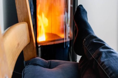 Oturma odasında alev alev yanan pelet sobası.