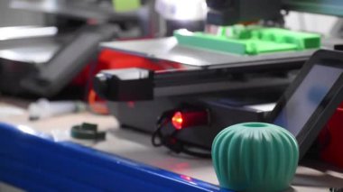 Tepside pla filament ile yazdırılmış bazı nesneler içeren 3d yazıcı