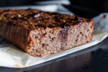 Ev yapımı yulaf ezmesi, muz ve çikolatalı pasta, sağlıklı atıştırmalıklar bir sürü vitamin ve lif.