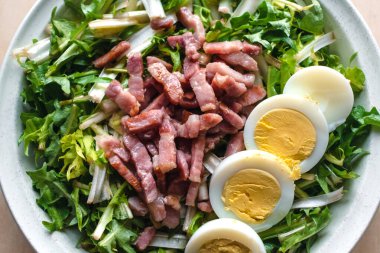 Haşlanmış yumurta ve pastırmalı karahindiba salatası idrar söktürücü, vitamin, sağlıklı yiyecek.