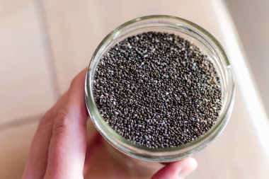 Mutfakta Chia tohumları, süper yiyecekler, antioksidan ve omega 3 dolu, transit, uyku, kemik, kalp için iyi.