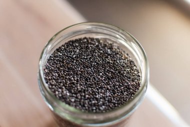 Mutfakta Chia tohumları, süper yiyecekler, antioksidan ve omega 3 dolu, transit, uyku, kemik, kalp için iyi.