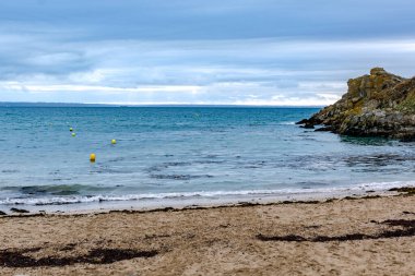 Pleneuf val andre yakınlarındaki Port Morvan plajı, Zırh Sahili, Fransa 'daki Brittany