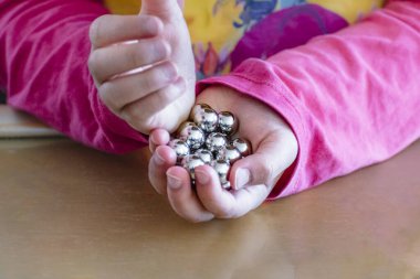 Çocuk otantik bir eğlence aktivitesiyle eğleniyor, motor becerileri gelişiyor.