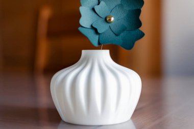 Mısır nişastası ipliğinden yapılmış küçük, beyaz, tek çiçekli vazo. Kurumuş veya yapay çiçekler için ideal.