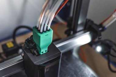 3D yazıcı, tepsiye iplik, mısır nişastası ve su geçirmez iplik içeren bir nesne basıyor.