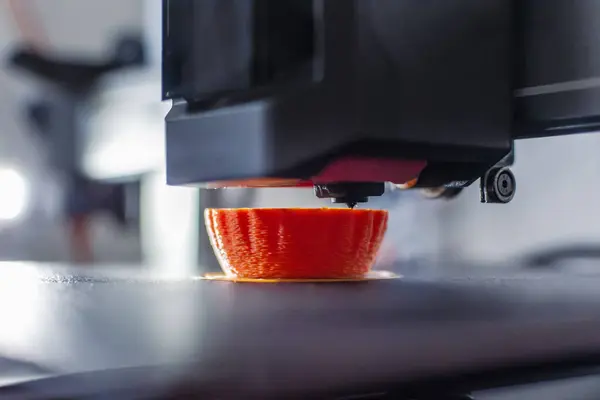 3D yazıcı, tepsiye iplik, mısır nişastası ve su geçirmez iplik içeren bir nesne basıyor.