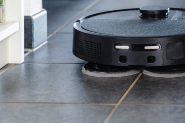 Robot elektrikli süpürge tozlu, gerçek hayat fotoğrafı, zaman kazandırıyor ve ulaşılması zor yerlere giriyor.
