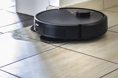 Robot elektrikli süpürge tozlu, gerçek hayat fotoğrafı, zaman kazandırıyor ve ulaşılması zor yerlere giriyor.