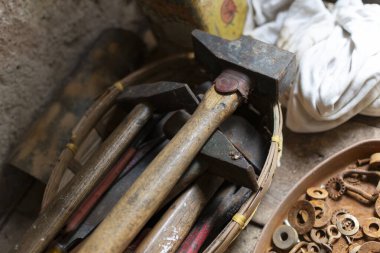 Eski el aletleri olan eski bir atölye, gerçek hayat fotoğrafı.