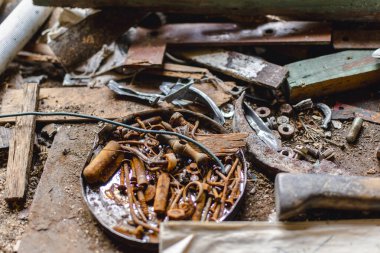 Eski el aletleri olan eski bir atölye, gerçek hayat fotoğrafı.