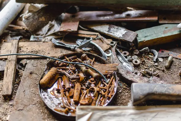 Eski el aletleri olan eski bir atölye, gerçek hayat fotoğrafı.