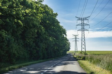 Elektrik direği ve doğa, gerçek hayat fotoğrafı.