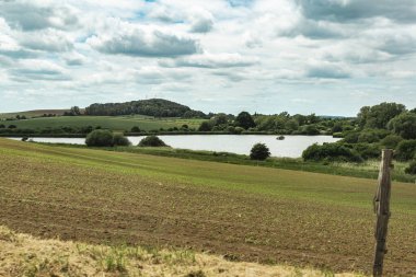 Gökyüzü ve tarlaları olan kırsal alan, gerçek hayat fotoğrafı.