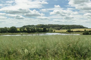 Gökyüzü ve tarlaları olan kırsal alan, gerçek hayat fotoğrafı.