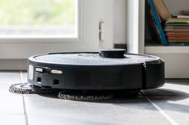 Robot elektrikli süpürge tozlu, gerçek hayat fotoğrafı, zaman kazandırıyor ve ulaşılması zor yerlere giriyor.