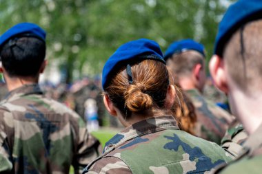 Fransız askeri arka planda kamuflaj üniforması giyiyor.