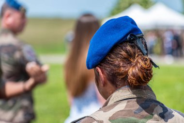 Fransız askeri arka planda kamuflaj üniforması giyiyor.