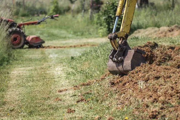 Toprak işleri, dış işler makinelerle çalışır.