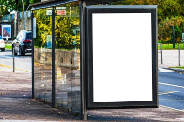 Güneşli bir günde otobüs durağı modeli, şehir manzarası