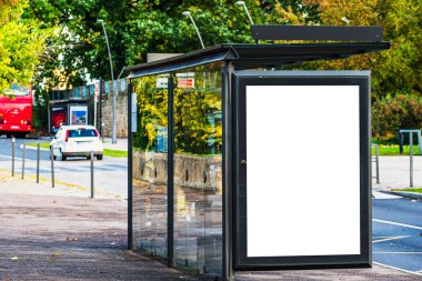 Güneşli bir günde otobüs durağı modeli, şehir manzarası