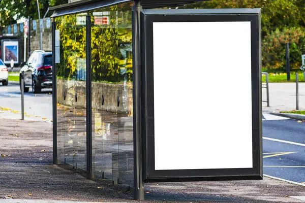 Güneşli bir günde otobüs durağı modeli, şehir manzarası