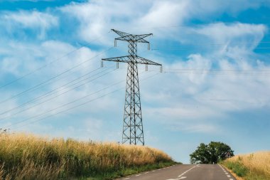 Elektrik direği ve doğa, gerçek hayat fotoğrafı.