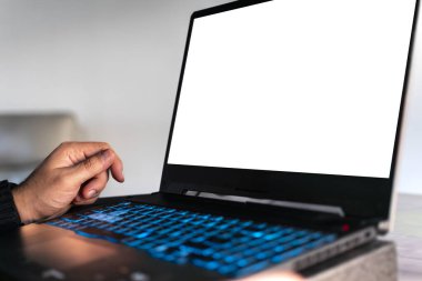 Reklam için bilgisayar ekran modeli, dizüstü bilgisayar, pazarlama ve yaratıcı tasarım üzerinde çalışan adam