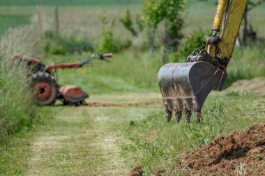 Toprak işleri, dış işler makinelerle çalışır.
