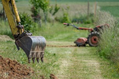 Toprak işleri, dış işler makinelerle çalışır.