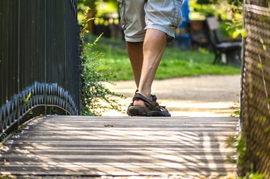 Bir yolda yürüyen bir adam, egzersiz yapmak için sağlıklı bir aktivite.