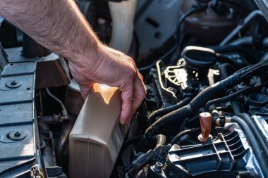 Güvenli yolculuk için araç yağını kontrol et.