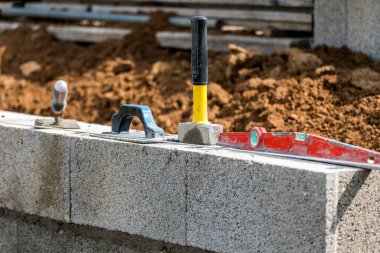 Aletlerle bir inşaat alanında çalışan tamirci.