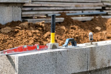 Aletlerle bir inşaat alanında çalışan tamirci.