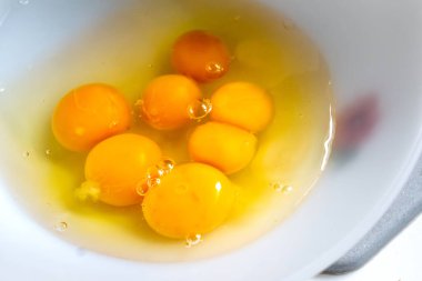 Yumurtanın içinde çift yumurta sarısı.