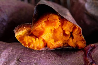 Tatlı ve lezzetli kavrulmuş mor