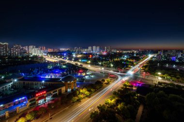 Şehir gece görüşü ve tren rayları