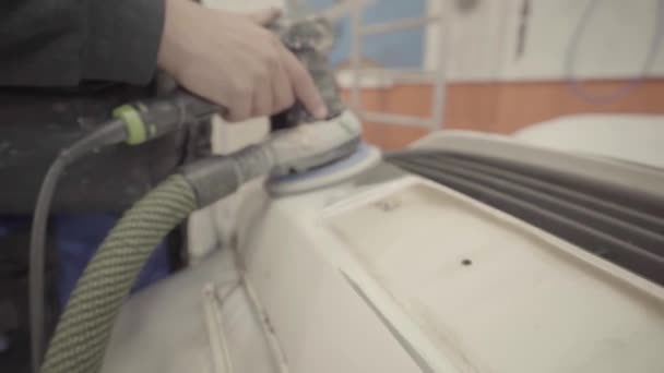 Travailleur Atelier Utilise Ponceuse Orbitale Sur Pare Chocs Une Voiture — Video