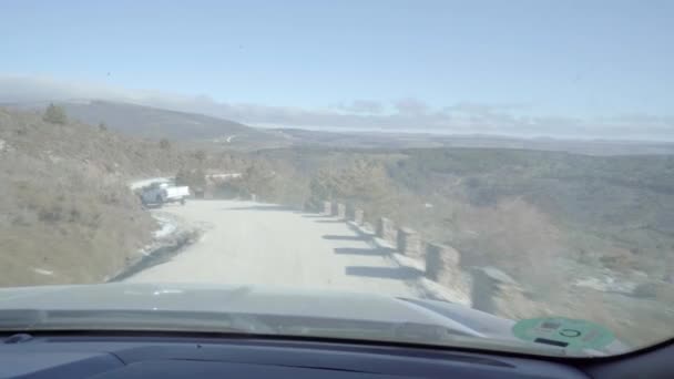 Widok Wnętrza Samochodu Terenowego 4X4 Torach Przyrodniczych Zimie Śniegiem Poboczach — Wideo stockowe
