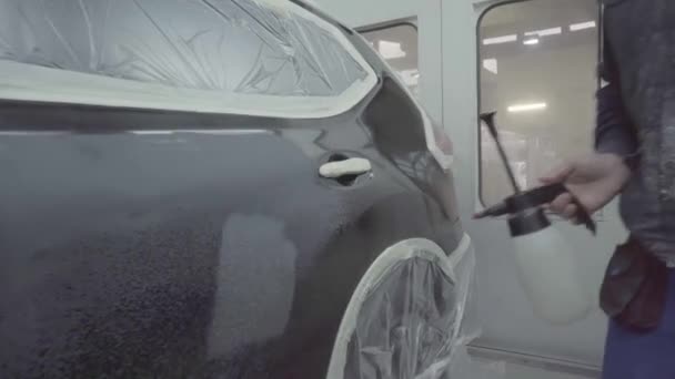 油漆间的汽车油漆工在油漆之前向汽车喷涂清洁剂 — 图库视频影像
