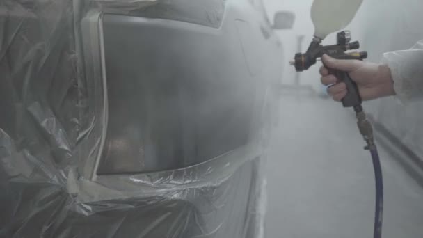 Pelukis Mobil Stan Semprot Mengecat Mobil Hitam Dengan Pistol Semprot — Stok Video