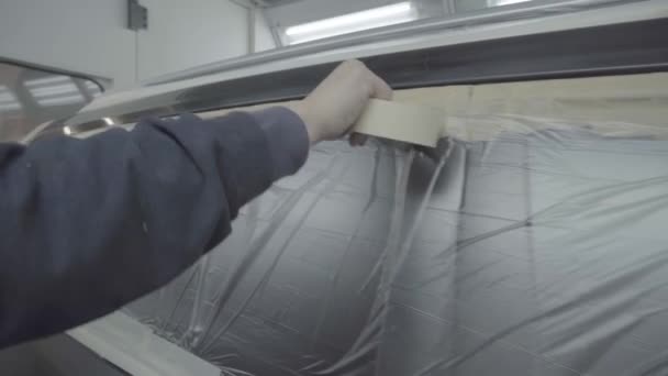 車の画家は マスキングフィルムとマスキングテープで塗装する前に車を保護します — ストック動画