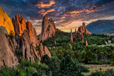 Colorado Springs, Colorado 'daki Tanrıların Bahçesinde gün batımı
